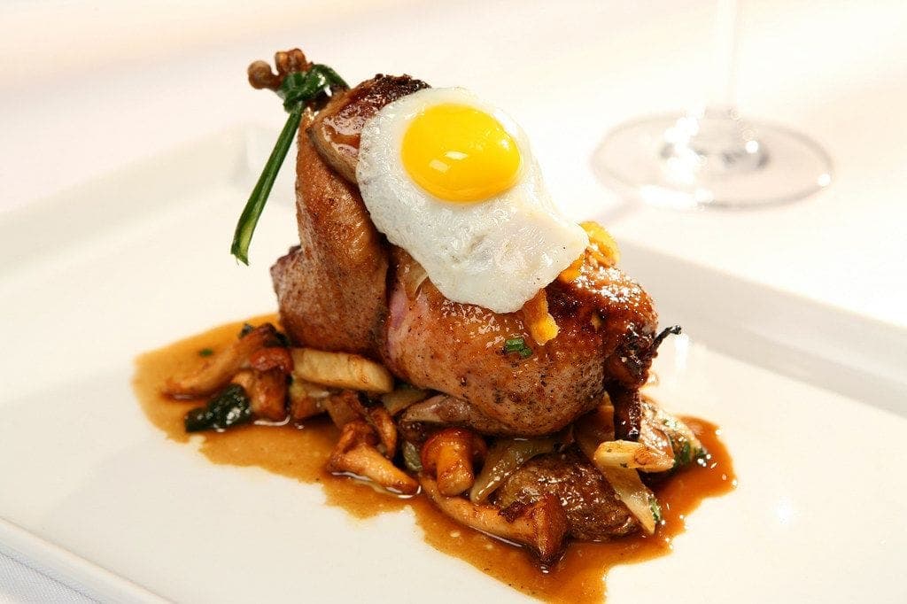 Caille rôtie, girolles et œuf de caille